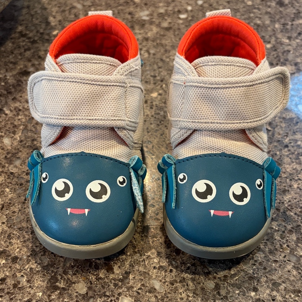 Ikiki Squeaky Spider shoes - toddler 6